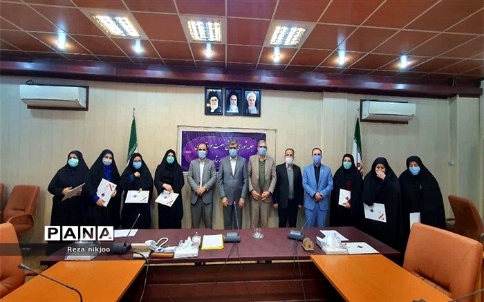 تجلیل فرماندار بهارستان از آموزش‌دهندگان فعال در حوزه نهضت سوادآموزی