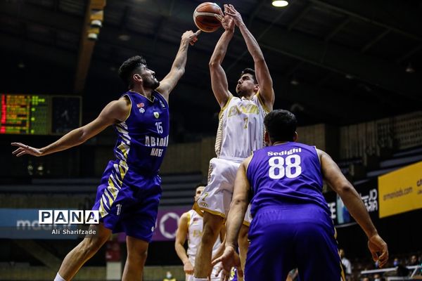 دیدار تیم‌های بسکتبال اکسون و نفت آبادان