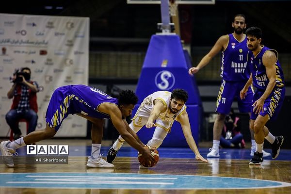 دیدار تیم‌های بسکتبال اکسون و نفت آبادان