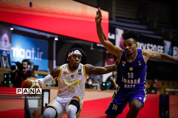 دیدار تیم‌های بسکتبال اکسون و نفت آبادان