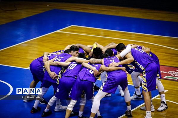 دیدار تیم‌های بسکتبال اکسون و نفت آبادان