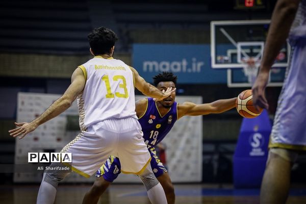 دیدار تیم‌های بسکتبال اکسون و نفت آبادان