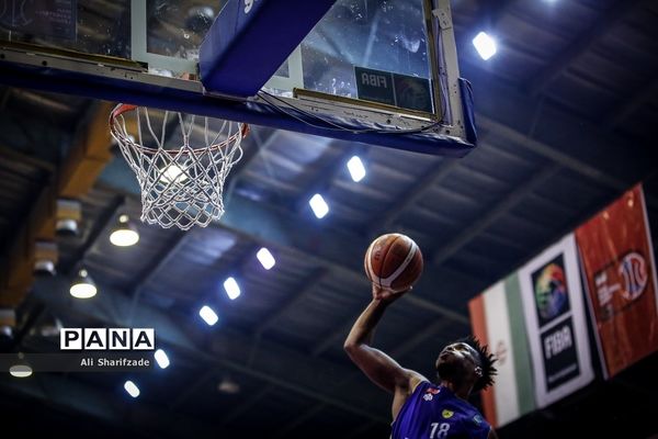 دیدار تیم‌های بسکتبال اکسون و نفت آبادان