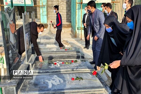 عطرافشانی مزار شهدای امامزاده باقر توسط مدیر آموزش و پرورش ناحیه یک بهارستان