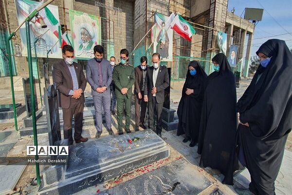 عطرافشانی مزار شهدای امامزاده باقر توسط مدیر آموزش و پرورش ناحیه یک بهارستان