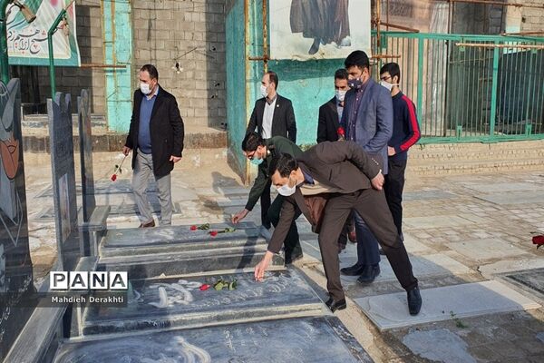 عطرافشانی مزار شهدای امامزاده باقر توسط مدیر آموزش و پرورش ناحیه یک بهارستان