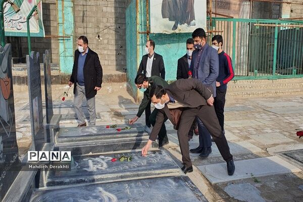 عطرافشانی مزار شهدای امامزاده باقر توسط مدیر آموزش و پرورش ناحیه یک بهارستان