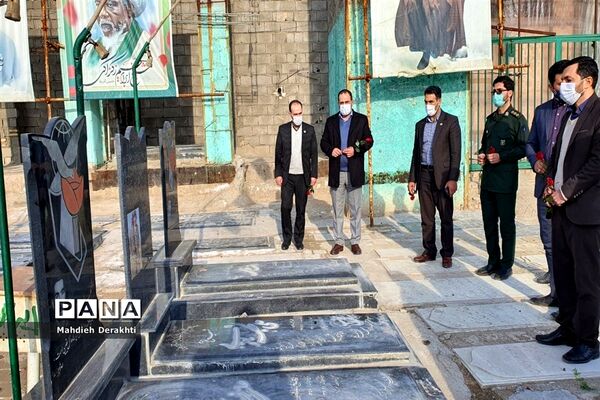 عطرافشانی مزار شهدای امامزاده باقر توسط مدیر آموزش و پرورش ناحیه یک بهارستان