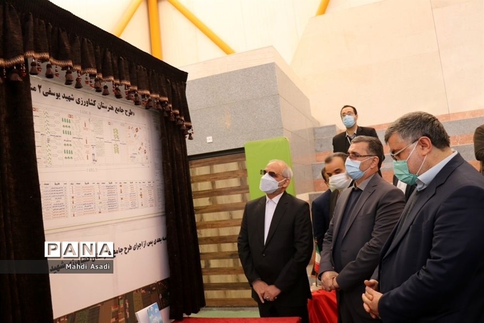 بازدید وزیر آموزش و پرورش از نمایشگاه دستاوردهای دانش‌آموزان و هنرجویان خراسان رضوی