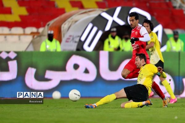 دیدار تیم‌های پرسپولیس و سپاهان