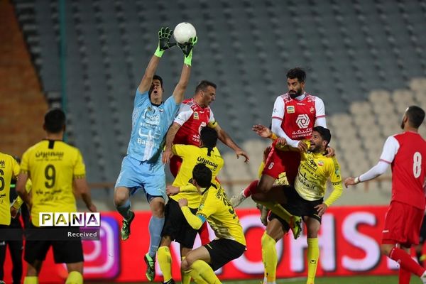 دیدار تیم‌های پرسپولیس و سپاهان