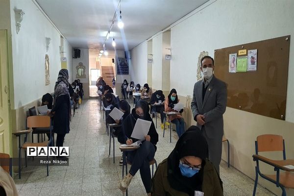 بازدید مدیر آموزش و پرورش ناحیه یک بهارستان از حوزه های برگزاری امتحانات نهایی