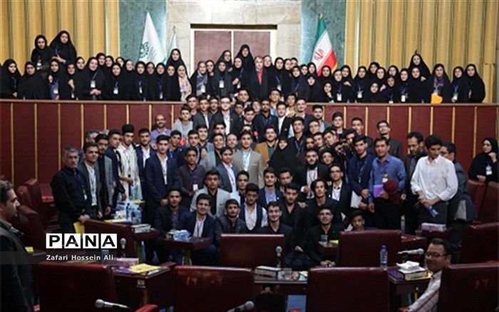 مجلس دانش آموزی، می تواند با افکاری نو و خردمندانه، آینده‌ای آباد را برای این آب و خاک رقم بزند