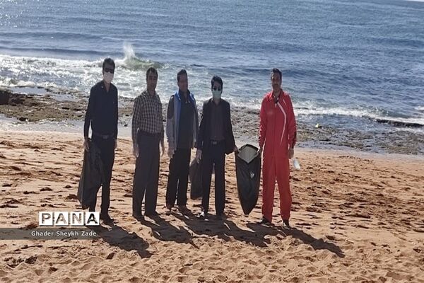 پاکسازی ساحل دریای عمان  توسط گروهی از فرهنگیان شهرستان چابهار