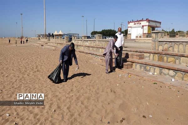 پاکسازی ساحل دریای عمان  توسط گروهی از فرهنگیان شهرستان چابهار