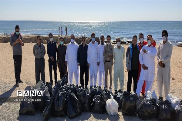 پاکسازی ساحل دریای عمان  توسط گروهی از فرهنگیان شهرستان چابهار