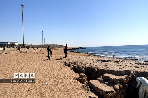 پاکسازی ساحل دریای عمان  توسط گروهی از فرهنگیان شهرستان چابهار