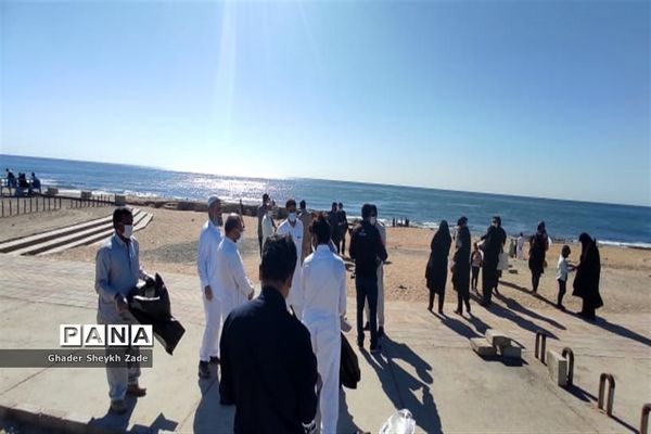 پاکسازی ساحل دریای عمان  توسط گروهی از فرهنگیان شهرستان چابهار