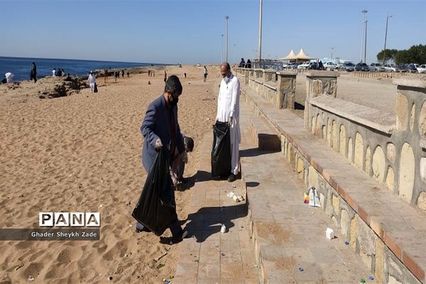 پاکسازی ساحل دریای عمان  توسط گروهی از فرهنگیان شهرستان چابهار