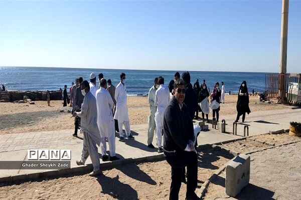 پاکسازی ساحل دریای عمان  توسط گروهی از فرهنگیان شهرستان چابهار