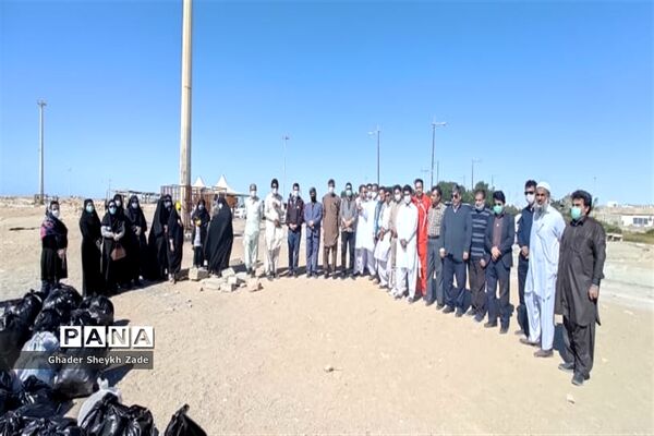 پاکسازی ساحل دریای عمان  توسط گروهی از فرهنگیان شهرستان چابهار
