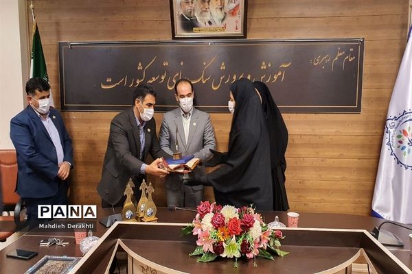 تجلیل از رابطین پژوهش مدارس ناحیه یک بهارستان