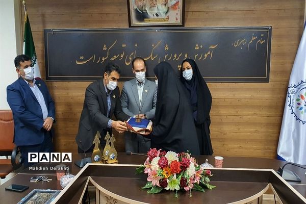 تجلیل از رابطین پژوهش مدارس ناحیه یک بهارستان