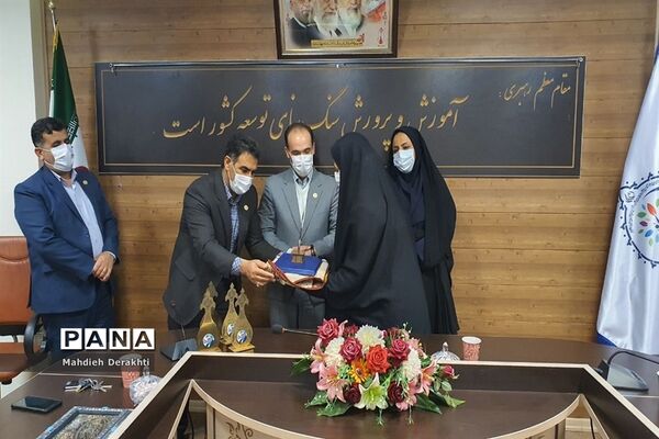 تجلیل از رابطین پژوهش مدارس ناحیه یک بهارستان