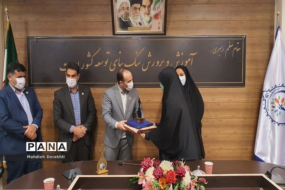 تجلیل از رابطین پژوهش مدارس ناحیه یک بهارستان