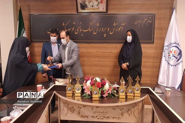 تجلیل از رابطین پژوهش مدارس ناحیه یک بهارستان