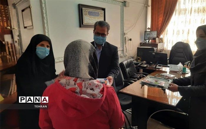 اهدای یک دستگاه تبلت توسط آموزگار منطقه18به دانش آموز نیازمند