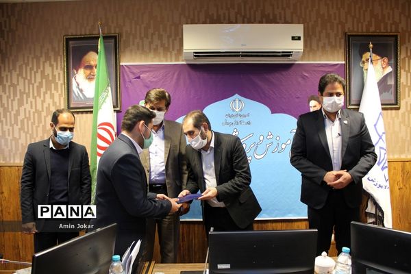 اعطای احکام و اعتبارنامه اعضاء هیات رئیسه مجلس دانش‌آموزی استان فارس