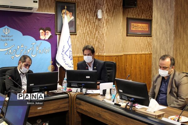 اعطای احکام و اعتبارنامه اعضاء هیات رئیسه مجلس دانش‌آموزی استان فارس