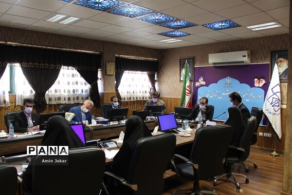 اعطای احکام و اعتبارنامه اعضاء هیات رئیسه مجلس دانش‌آموزی استان فارس