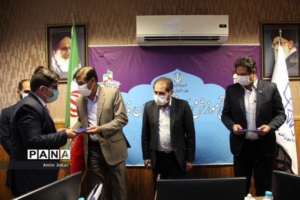 اعطای احکام و اعتبارنامه اعضاء هیات رئیسه مجلس دانش‌آموزی استان فارس
