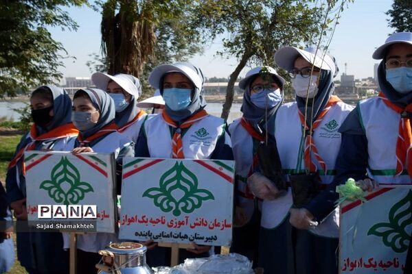 پاکسازی ساحل رودخانه کارون در شهراهواز توسط پیشتازان ناحیه یک اهواز