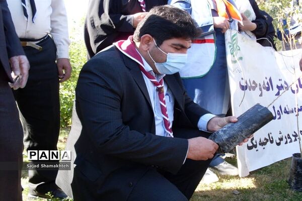 پاکسازی ساحل رودخانه کارون در شهراهواز توسط پیشتازان ناحیه یک اهواز