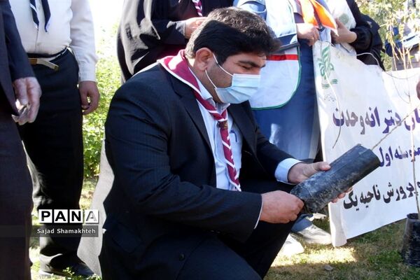 پاکسازی ساحل رودخانه کارون در شهراهواز توسط پیشتازان ناحیه یک اهواز