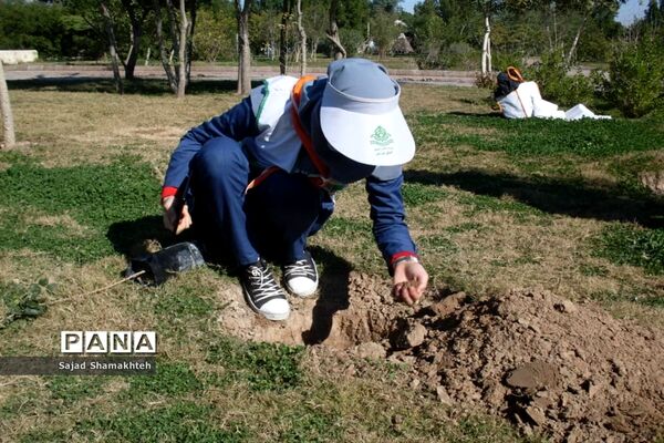 پاکسازی ساحل رودخانه کارون در شهراهواز توسط پیشتازان ناحیه یک اهواز