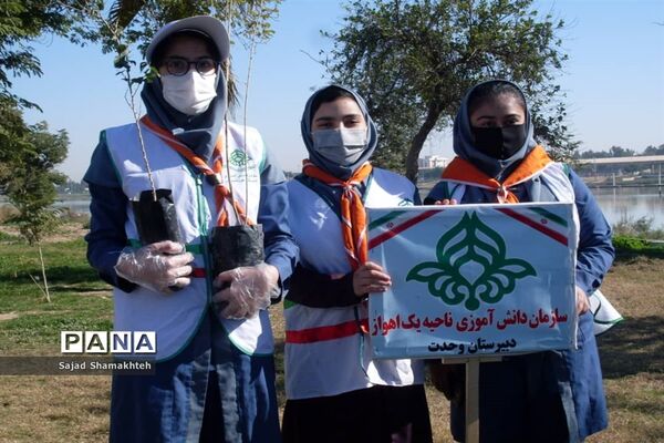 پاکسازی ساحل رودخانه کارون در شهراهواز توسط پیشتازان ناحیه یک اهواز