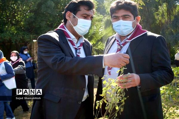 پاکسازی ساحل رودخانه کارون در شهراهواز توسط پیشتازان ناحیه یک اهواز