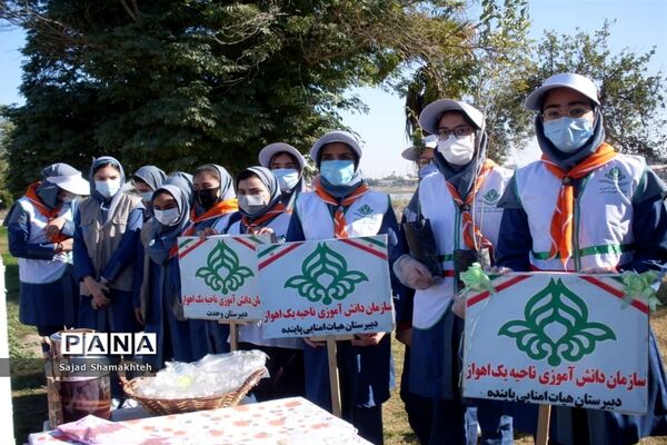 پاکسازی ساحل رودخانه کارون در شهراهواز توسط پیشتازان ناحیه یک اهواز