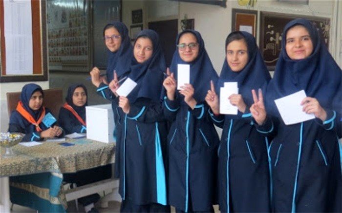 شورای دانش آموزی دبیرستان فرزانگان دوره اول رتبه اول استان را کسب کرد
