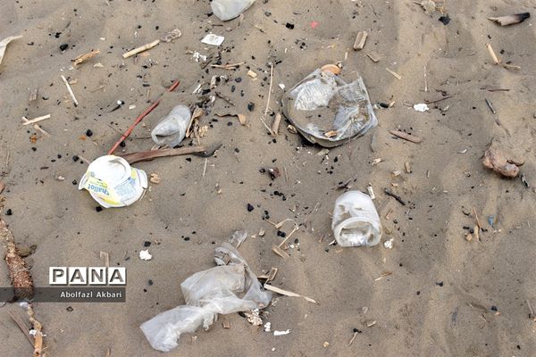 ساحل فرح‌آباد ساری و زباله‌هایی  رها شده