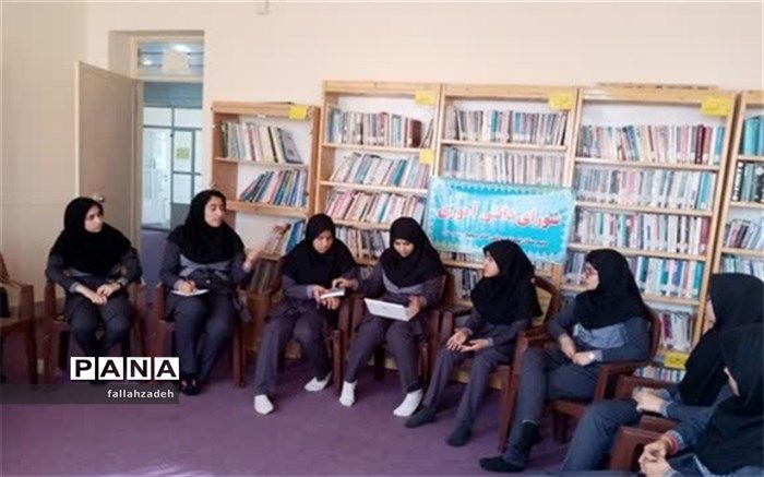 دبیرستان امام صادق ابرکوه مقام اول شورای  دانش آموزی برتر استانی را کسب کرد