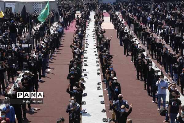 عزاداری ظهر عاشورای حسینی در میدان امام حسین (ع)
