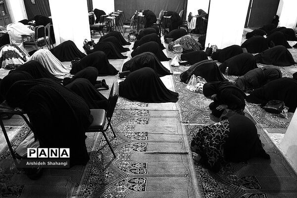 نماز ظهر عاشورا در مسجد امام اصفهان