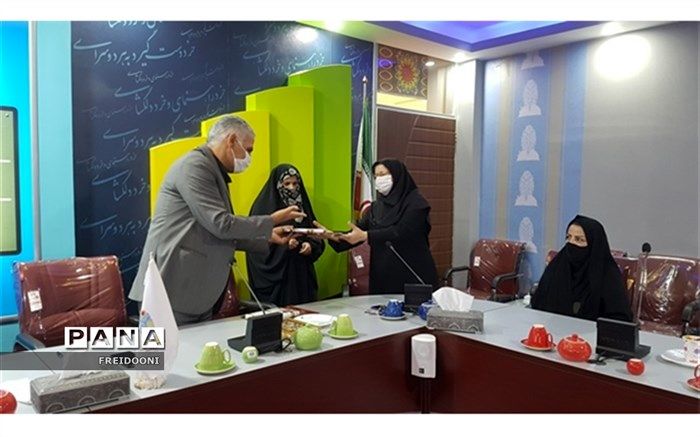 تجلیل از پژوهشگر ان برتر نهمین جشنواره تولید محتوای الکترونیکی در منطقه چهار