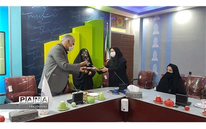 تجلیل از پژوهشگر ان برتر نهمین جشنواره تولید محتوای الکترونیکی در منطقه چهار