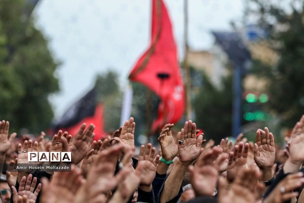 مردم ایران امشب فریاد «لبیک یا حسین» سر می‌دهند